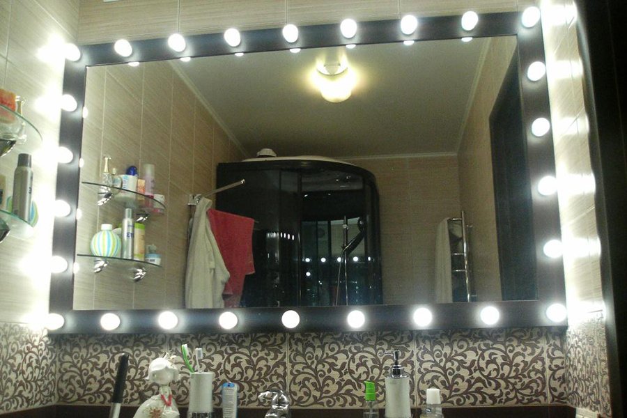 Iluminación uniforme del espejo con lámparas en todo el perímetro.